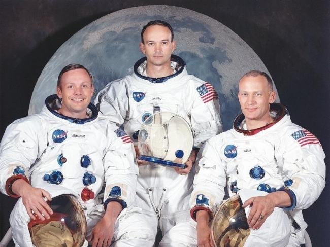 第一个登上月球的人是谁 他是哪个国家的宇航员