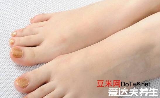 盐水泡脚有什么好处，消炎杀菌多年脚气有救了