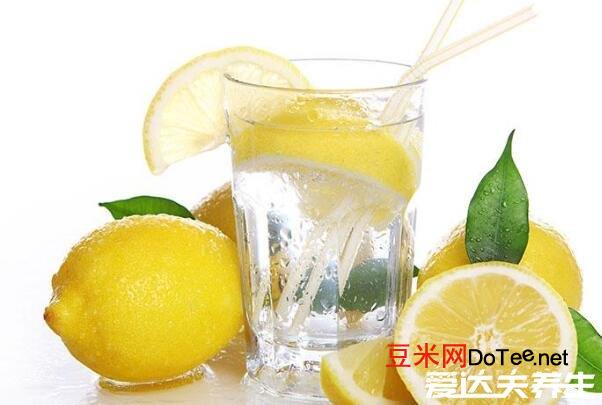 柠檬水的正确泡法减肥，鲜柠檬切片泡水喝不仅减肥还美白