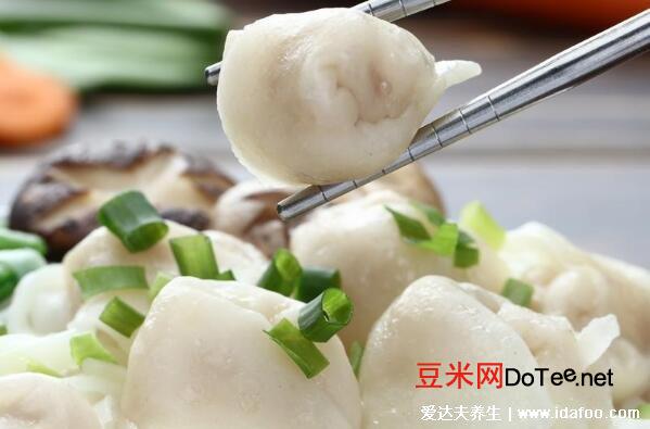 冻饺子的正确煮的方法，3个技巧温水煮不粘锅不露馅