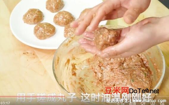四喜丸子的家常做法步骤，软嫩鲜香的关键是调肉馅(视频)