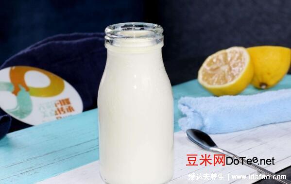 脱脂牛奶和全脂牛奶的区别，脱脂牛奶脂肪含量低(长身体喝全脂)