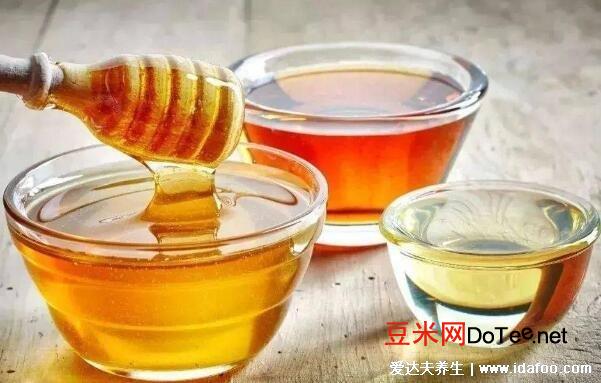 蜂蜜水的正确喝法及最佳时间，早上温水冲泡最佳(不宜空腹)