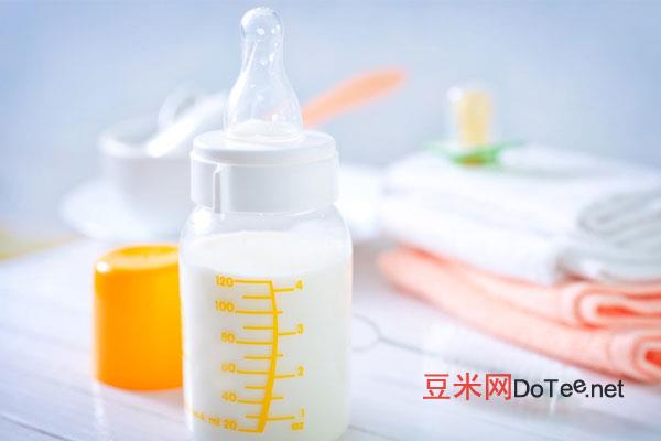 给宝宝按时喂奶的正确方法，如何给宝宝制定喂奶时间表