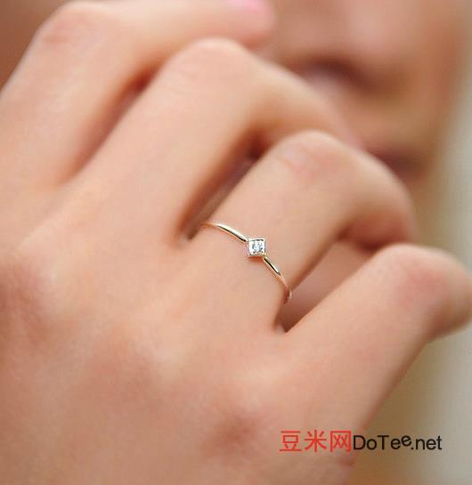 女生订婚戒指戴哪个手指，女生订婚戒指一般戴哪个手指