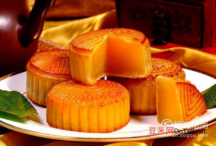 中秋节那天我们要吃哪些传统食物，中秋节吃什么？中秋节有哪些传统的食物？