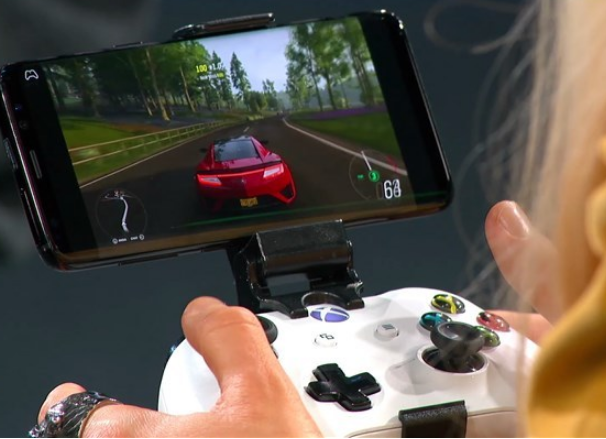 微软活动现场展示如何使用手机来游玩《极限竞速：地平线4》