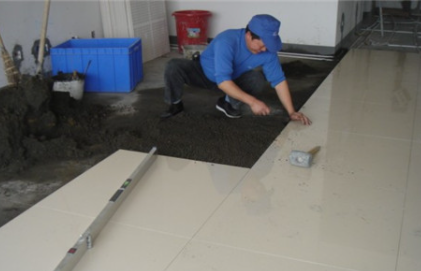 地板砖干铺和湿铺哪个好(地板砖干铺和湿铺的区别)