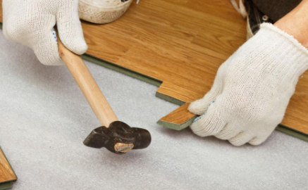 铺地板前必须打扫非常干净吗(铺地板砖前地面客厅要打扫干净吗)