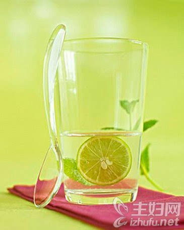 喝柠檬水有什么作用与功效？柠檬泡水喝有什么作用与功效禁忌