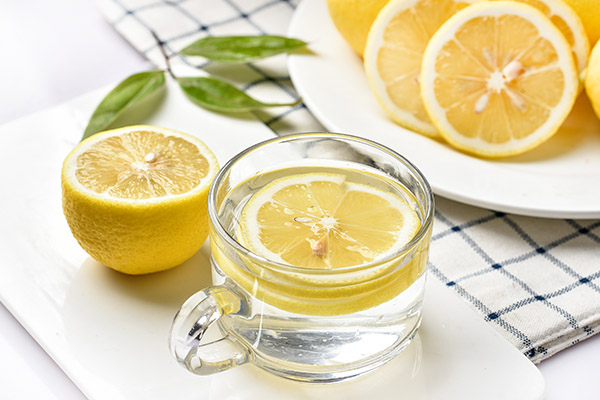 喝柠檬水有什么好处？喝柠檬水有什么好处和坏处