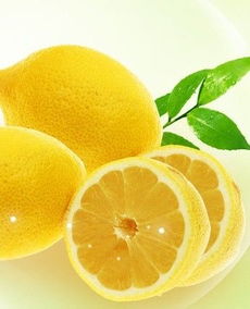 柠檬泡水喝有什么作用与功效？柠檬片泡水喝的功效与作用禁忌
