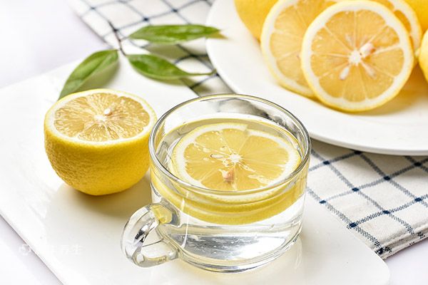 喝柠檬水的好处和坏处？喝柠檬水的好处和坏处有哪些